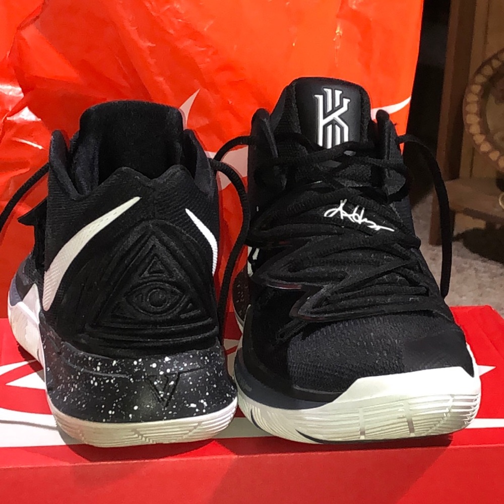 Kyrie 5 Black Magic